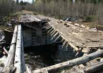 Разрушенный мост через Акчим - дальше пути нет